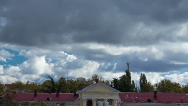 Hermoso cielo, muchas nubes — Vídeo de stock