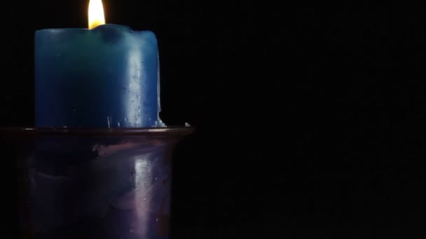 Luzes de vela em um fundo escuro — Vídeo de Stock