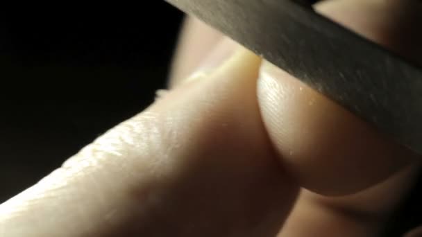 Manicure makro, ręce mężczyzny — Wideo stockowe