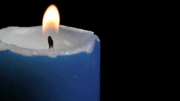 蜡烛灯在黑暗的背景 — 图库视频影像