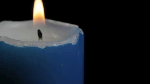어두운 배경에 촛불 조명 — 비디오