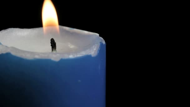 Lumières de bougie sur un fond sombre — Video