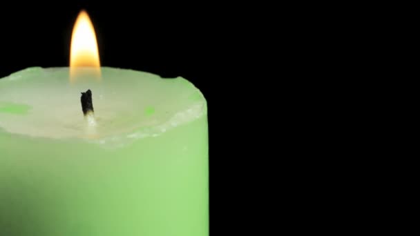 Plameny svíček na tmavém pozadí — Stock video