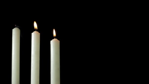 Церемониальные свечи на черном фоне — стоковое видео