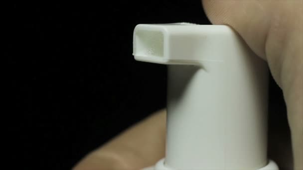 Dağıtıcı, closeup koyu arka plan üzerinde kullanma — Stok video