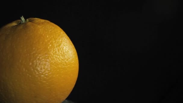 Grandes frutas jugosas, macro giros sobre fondo oscuro — Vídeos de Stock