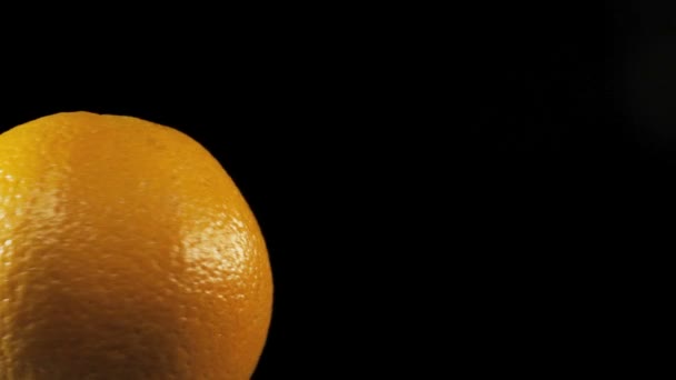 Gros jus d'orange, macro Spins sur fond sombre — Video