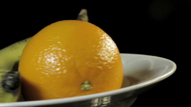 榨汁的果实大，宏观旋转在黑暗的背景 — 图库视频影像