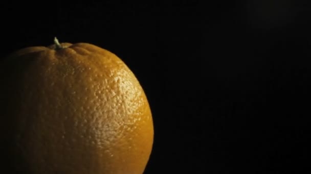 Большие сочные фрукты, макроспин на темном фоне — стоковое видео