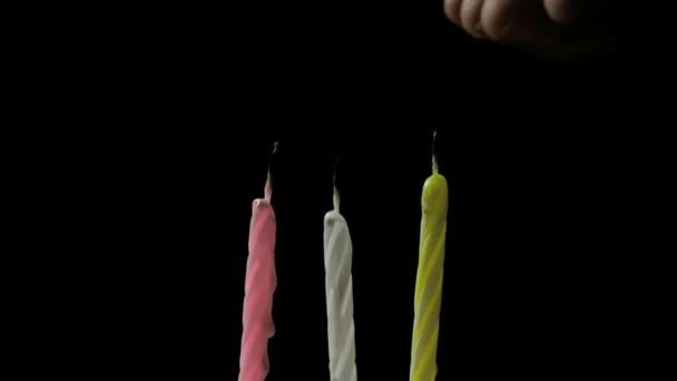 생일, 어두운 배경에서 촛불 — 비디오