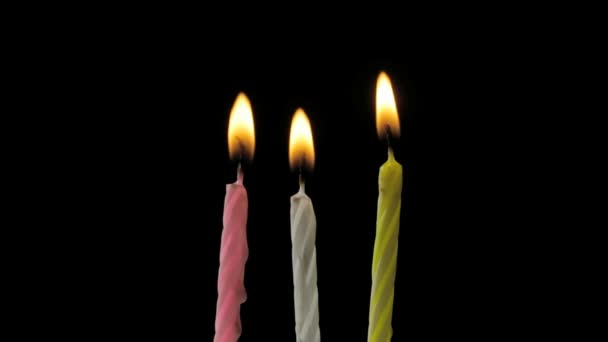 Velas en el cumpleaños, fondo oscuro — Vídeos de Stock