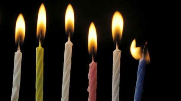 Kaarsen bij verjaardag, donkere achtergrond — Stockvideo