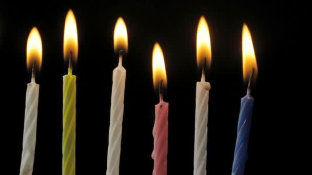 Kaarsen bij verjaardag, donkere achtergrond — Stockvideo