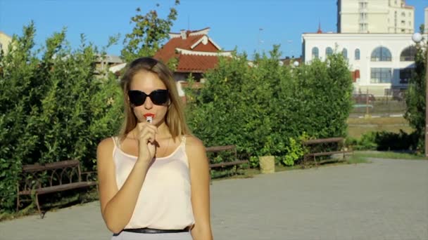 Junges schönes Mädchen raucht elektronische Zigarette — Stockvideo