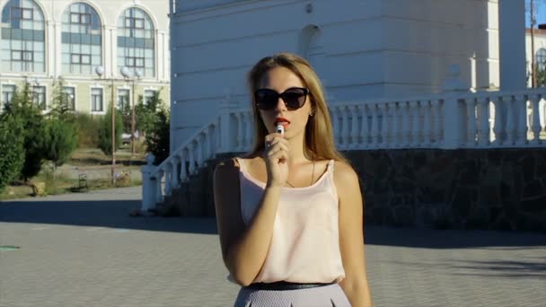 Krásná mladá dívka kouří elektronické cigarety — Stock video