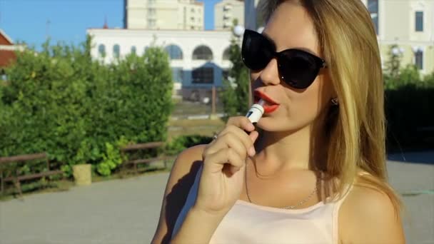 Όμορφη κοπέλα καπνίζει ηλεκτρονικό τσιγάρο — Αρχείο Βίντεο