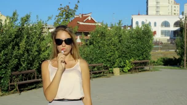 Krásná mladá dívka kouří elektronické cigarety — Stock video