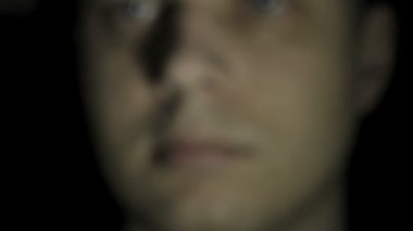 Genç adam göz
