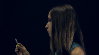 Genç sevimli kız sigara çıkar