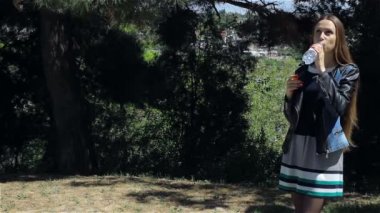 Genç güzel kız beceremiyor