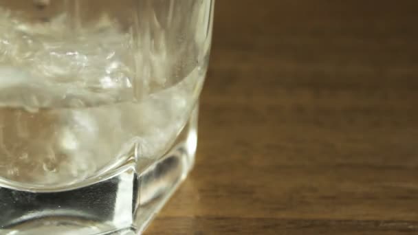 Glas water — Stockvideo