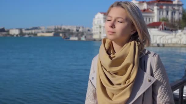 Jovem atraente recebe banhos de sol — Vídeo de Stock