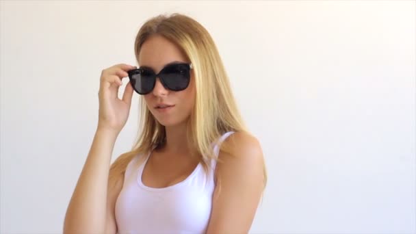Jeune fille attrayante avec des lunettes de soleil — Video