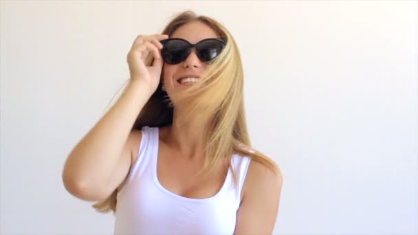 Junges attraktives Mädchen mit Sonnenbrille — Stockvideo