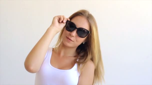 Joven chica atractiva Con gafas de sol — Vídeo de stock