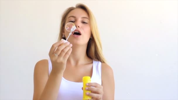 Schattig meisje blazen zeepbellen — Stockvideo