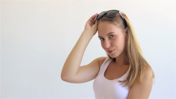 Giovane ragazza attraente con gli occhiali da sole — Video Stock