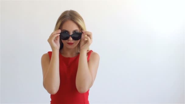 Молода приваблива дівчина в сонцезахисних окулярах — стокове відео