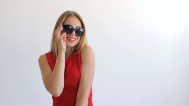 Fiatal, vonzó lány napszemüveg — Stock videók