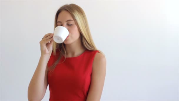 Jovem mulher quente bebe café — Vídeo de Stock