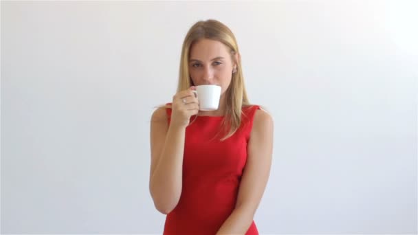 Молодая горячая женщина пьет кофе — стоковое видео