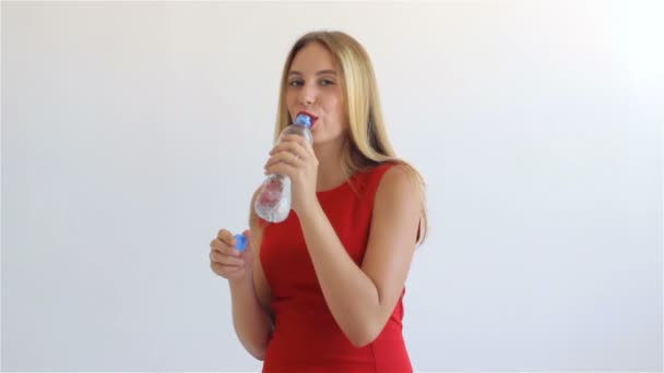 Молодая красивая девушка пьет минеральную воду — стоковое видео