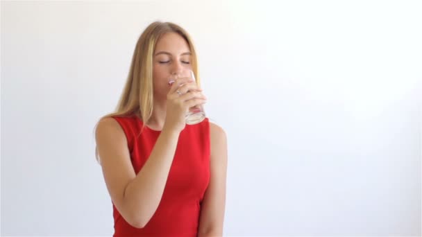 Joven chica bonita bebiendo agua mineral — Vídeos de Stock
