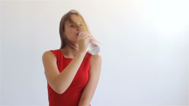Jeune jolie fille boire de l'eau minérale — Video