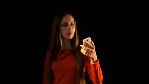 Roztomilá dívka dělá selfie a šťastná — Stock video