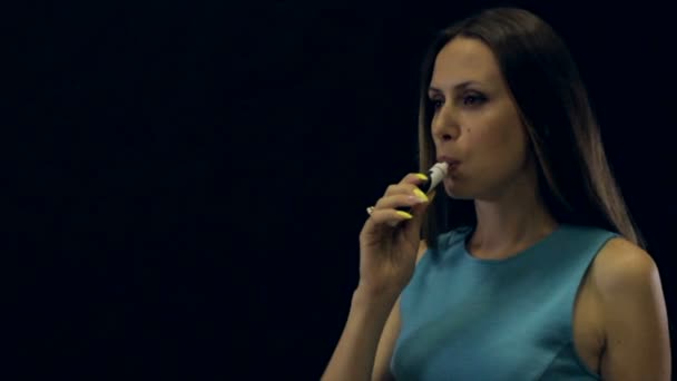 Krásná mladá dívka kouří elektronické cigarety — Stock video