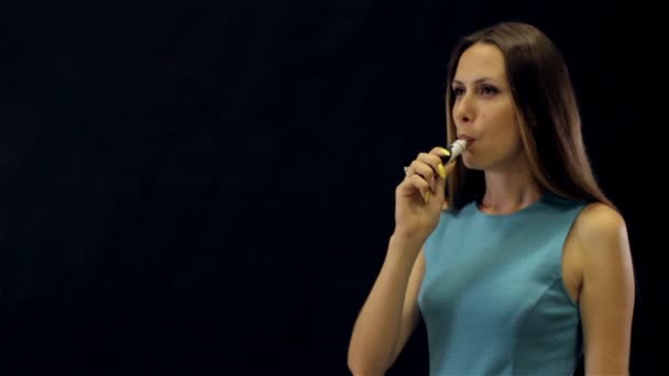 Menina bonita nova fuma cigarro eletrônico — Vídeo de Stock