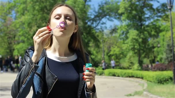 Menina bonito soprando bolhas de sabão — Vídeo de Stock