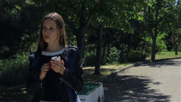 Attraente ragazza con smartphone, all'aperto — Video Stock