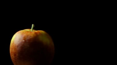 Siyah bir zemin üzerine lezzetli sulu elma