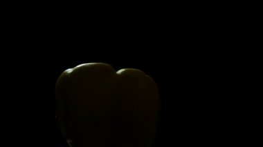 Siyah arka plan üzerine lezzetli sulu biber