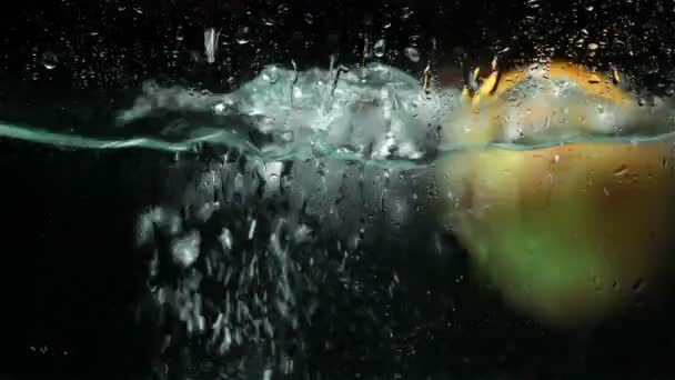 美味多汁的苹果，在黑色的背景 — 图库视频影像