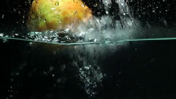 Köstliche saftige Apfel auf schwarzem Hintergrund — Stockvideo