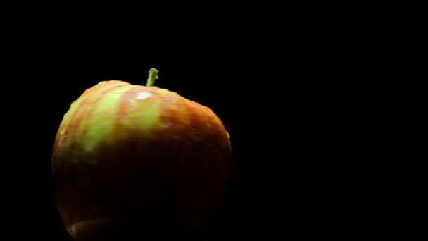 Deliciosa maçã suculenta em um fundo preto — Vídeo de Stock