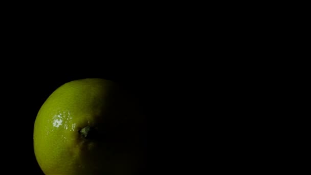 Delicioso limón jugoso sobre un fondo negro — Vídeos de Stock