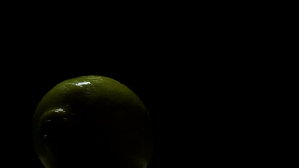 Νοστιμότατο ζουμερό λεμόνι σε μαύρο φόντο — Αρχείο Βίντεο
